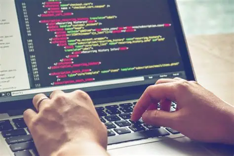 persona escribiendo codigo